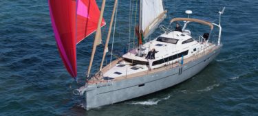 Le chantier Garcia Yachts est spécialisé depuis sa création dans la construction de voiliers à coque aluminium et il fait aujourd'hui partie du Groupe Grand Large Yachting. Dériveurs intégraux ou catamarans, les voiliers Garcia Exploration se démarquent par leur radicalité, tels que les Maracuja, ou les Passoa, et plusieurs grandes unités one-off remarquables. Ils sont connus également connus pour leur collaboration avec Jimmy Cornell et Pete Goss pour avoir créé des bateaux de grande croisière pour naviguer autour du monde, garantissant des finitions haut de gamme. The shipyard Garcia Yachts has specialized since its creation in the construction of aluminum hulled boats and sailboats and is now part of the Grand Large Yachting Group. Centerboarders, lifting keel, or catamarans, the Garcia Exploration sail yachts stand out for their radicality, as Maracuja and Passoa, and several remarkable one-off units. They are also known for their collaboration with Jimmy Cornell and Pete Goss for the creation of blue water cruising boats designed to navigate around the word guaranteeing high-end finishes.