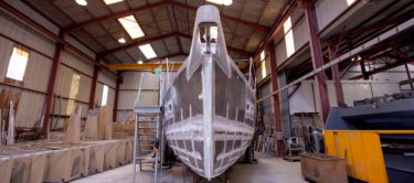 Le chantier Garcia Yachts est spécialisé depuis sa création dans la construction de voiliers à coque aluminium et il fait aujourd'hui partie du Groupe Grand Large Yachting. Dériveurs intégraux ou catamarans, les voiliers Garcia Exploration se démarquent par leur radicalité, tels que les Maracuja, ou les Passoa, et plusieurs grandes unités one-off remarquables. Ils sont connus également connus pour leur collaboration avec Jimmy Cornell et Pete Goss pour avoir créé des bateaux de grande croisière pour naviguer autour du monde, garantissant des finitions haut de gamme. The shipyard Garcia Yachts has specialized since its creation in the construction of aluminum hulled boats and sailboats and is now part of the Grand Large Yachting Group. Centerboarders, lifting keel, or catamarans, the Garcia Exploration sail yachts stand out for their radicality, as Maracuja and Passoa, and several remarkable one-off units. They are also known for their collaboration with Jimmy Cornell and Pete Goss for the creation of blue water cruising boats designed to navigate around the word guaranteeing high-end finishes.